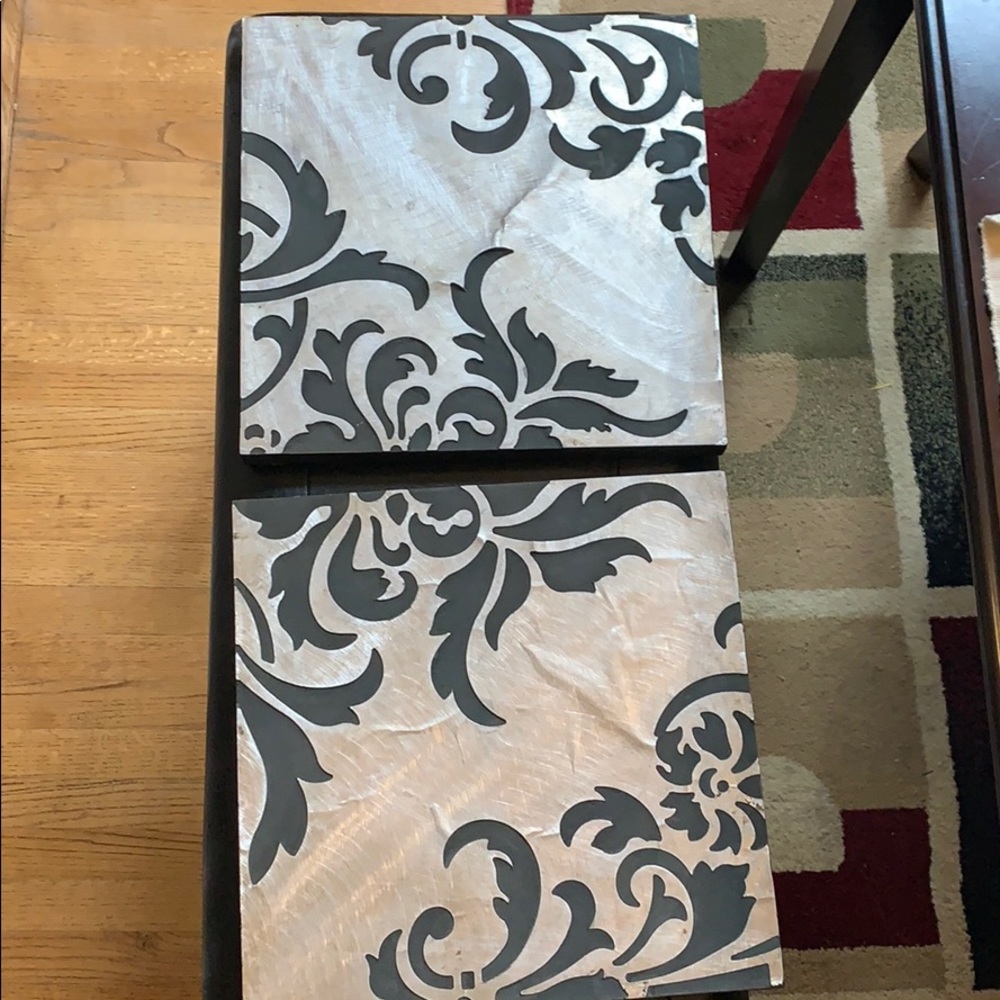 Matching set of wall pic decor